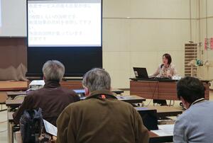 藤田明美市長が公共施設再編アクションプラン案の概要を示した説明会最終回＝加茂市幸町２