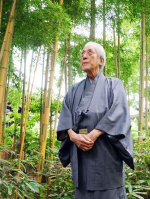 庭でたたずむ千玄室さん=2015年6月、京都市上京区