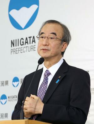 定例会見で質問に答える花角英世知事=5月22日、県庁