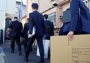 山中正裕容疑者の自宅へ家宅捜索に入る警視庁の捜査員ら=10日午前、東京都大田区