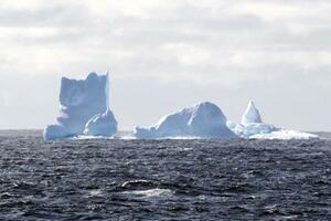 　南極観測船「しらせ」の近くには、ぽつぽつと氷山が浮いていた＝６日、東南極のトッテン氷河沖（南極観測隊同行記者）