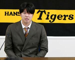 契約更改交渉を終え、記者会見する阪神・才木=26日、兵庫県西宮市