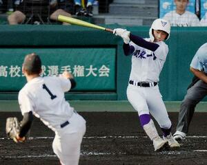 　関東第一―創成館　３回表関東第一１死満塁、坂本が右前に先制２点打を放つ。投手森下＝甲子園