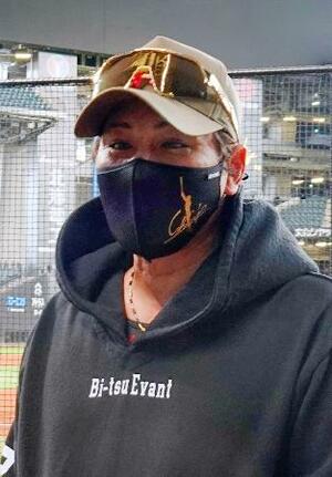 来季続投が決まり、取材に応じる日本ハム・新庄監督=エスコンフィールド