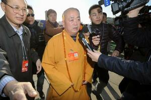 　少林寺の釈永信元住職（中央）＝２０１４年３月、北京の人民大会堂（共同）