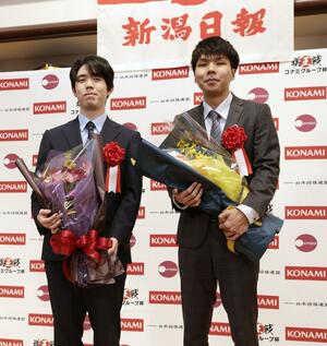 棋王戦第３局の前夜祭で熱戦を誓う藤井聡太棋王（左）と増田康宏八段＝２８日、新潟市中央区