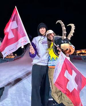 遠征先のスイスで記念撮影する深田茉莉(右)と兄の渚さん=2024年10月(渚さん提供)