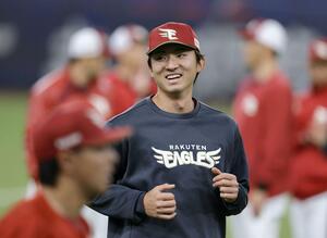 開幕前日練習で笑顔を見せる楽天・荘司＝京セラドーム
