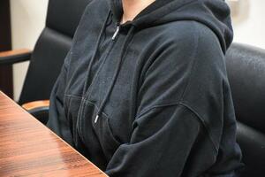 取材に応じる、転売を繰り返していた20代の女性=3月、東京都内