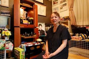 拓那さんについて話す高石洋子さん。奥は拓那さんの写真=