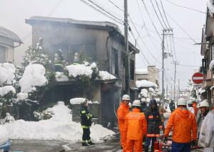 三条市北新保１の車庫火災現場＝２７日