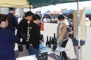 来場者が蔵人と話しながら日本酒選びを楽しんだ「春の蔵呑み」=柏崎市新橋