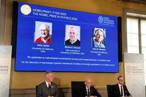 ノーベル物理学賞を(スクリーン左から)ジョン・クラーク氏、ミシェル・デボレ氏、ジョン・マルティニス氏に授与すると発表した記者会見=7日、ストックホルム(共同)