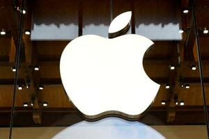 　アップルストアの店舗に掲示されたアップルのロゴ＝２５年４月、パリ（ロイター＝共同）