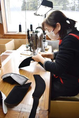 生地の裁断から仕上げまでスリッパ製造を一貫して手がけるイグチ商会=南魚沼市下原
