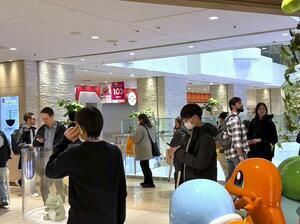 事件直後、騒然とする「ポケモンセンターメガトウキョー」店舗前＝２６日午後７時２０分ごろ、東京・池袋（利用客提供）