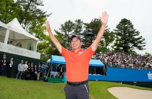 優勝インタビューを終え、万歳をして喜ぶ堀川未来夢=名古屋GC和合