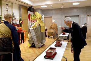 戦没者慰霊祭で冥福を祈る遺族ら=田上町原ケ崎新田
