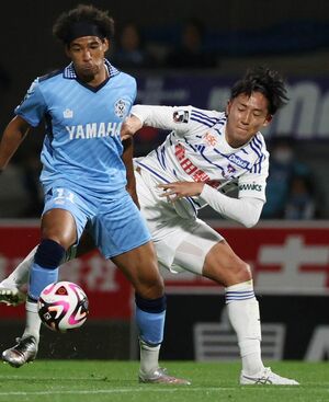 磐田ー新潟 前半、競り合うDF遠藤凌(26)=ヤマハ