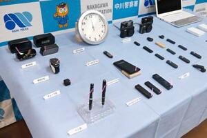 押収された、USB型やペン型などのカメラ=8日午後、名古屋・中川署