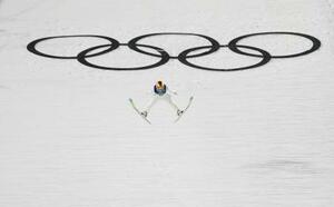 　女子個人ノーマルヒルで銅メダルを獲得した丸山希の１回目の飛躍＝プレダッツォ（共同）