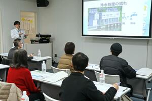 水道水の性質や味について学んだセミナー＝長岡市大手通２