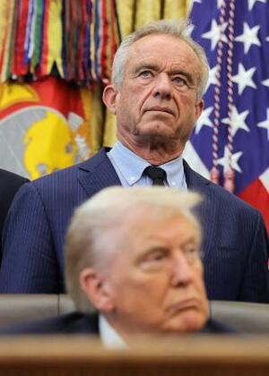 ケネディ米厚生長官(奥)とトランプ大統領=10月、ホワイトハウス(ロイター=共同)