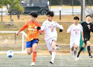 新潟-長野 2得点を挙げた新潟のFW小林椋人(中央)=静岡県