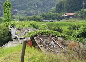 全線運休が続くJR美祢線の線路=山口県美祢市