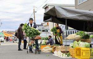 新鮮な冬野菜が店先に並ぶ師走の葛塚市=1日、新潟市北区葛塚