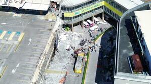 フィリピンのミンダナオ島で、損壊した建物近くに集まった救急隊員ら=8日、ジェネラルサントス(GenSan DEV提供、ロイター=共同)