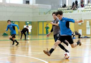 真剣勝負で心地よい汗を流した市民スポーツ祭フットサル大会=長岡市