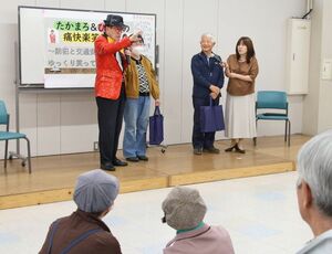 特殊詐欺防止を呼びかけた中野小路たかまろさん(左)と松井弘恵さん(右)=見附市学校町1
