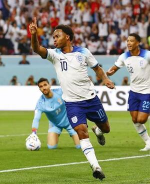 2022年サッカーW杯カタール大会1次リーグ、イラン戦でゴールを決めて駆け出すイングランドのスターリング選手(手前)=ドーハ(共同)
