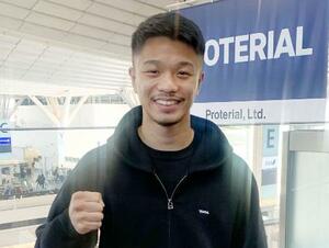 　米国合宿への出発前に取材に応じた中谷潤人＝１７日、羽田空港