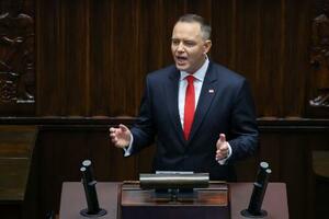 　ポーランドの首都ワルシャワの議会で演説するナブロツキ大統領＝６日（ロイター＝共同）