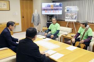 「いい川・いい川づくりワークショップ」でのグランプリ獲得を中原八一市長に報告した新潟水辺の会のメンバーら=新潟市役所