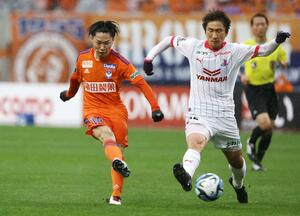 新潟－Ｃ大阪　シュートを狙うＭＦ三戸＝ビッグスワン