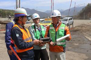 ドローンを飛ばし、モニターで斜面の残雪状況を確認した雪崩パトロール＝湯沢町