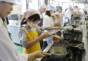 にいがた和牛を使ったメニューに挑戦した料理教室=6日、新潟市中央区東幸町