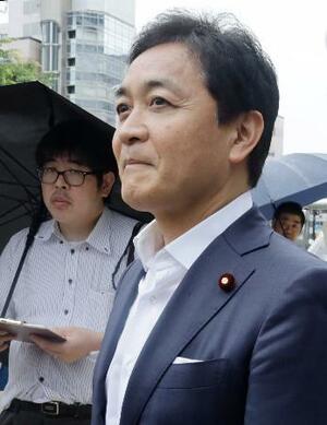 記者団の取材に応じる国民民主党の玉木代表=20日午後、富山市