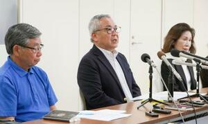 　沖縄県名護市辺野古沖での転覆事故を受け、記者会見する「辺野古新基地を造らせないオール沖縄会議」の福元勇司事務局長（中央）ら＝１７日午後、那覇市