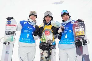 スノーボードW杯ハーフパイプ開幕戦の男子で優勝した平野歩夢。左は2位の戸塚優斗、右は3位の平野流佳=12日、中国の張家口・密苑(共同)
