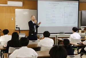 高校生が社会保険制度などについて学んだ出前授業=新潟市中央区白山浦2