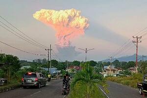 噴煙を上げるインドネシアのレウォトビ火山=17日(AP=共同)