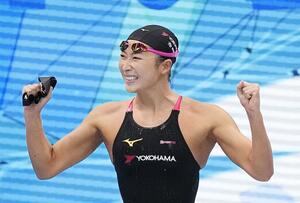 女子100メートルバタフライでパリ五輪代表に決まり、ガッツポーズする池江璃花子=東京アクアティクスセンター