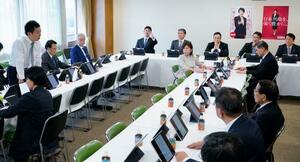 　自民党の法務部会と司法制度調査会の合同会議で、声を上げる井出庸生氏（左端）。奥右から３人目は鈴木前法相＝１５日午後、東京・永田町の党本部