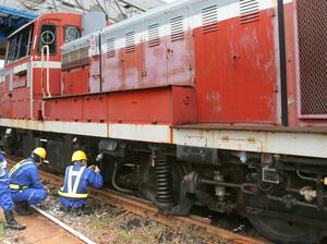 えちごトキめき鉄道の直江津Ｄ５１レールパーク内で脱線した機関車（えちごトキめき鉄道提供）