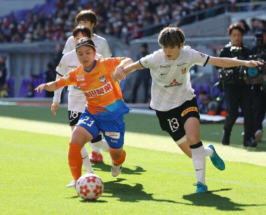 新潟Ｌ－三菱重工浦和　前半、攻め上がる新潟ＬのＦＷ山本結菜＝広島市
