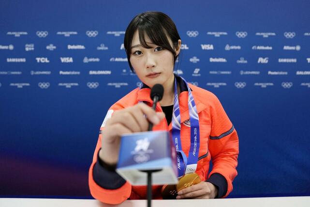 マイクを手にりりしい表情を見せるのは、スノーボードで金と銅、二つのメダルを獲得した村瀬心椛選手。メディア対応も世界クラスで、カメラマンのリクエストにノリノリで応えてくれました＝リビーニョ（共同）